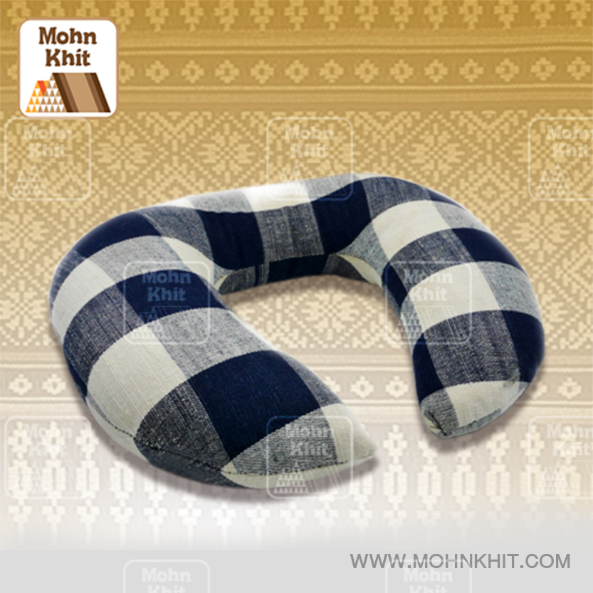 หมอนขิดรองคอในรถ,หมอนรองคอ,หมอนขิดรองคอ ลายสก๊อต 23 cm x ยาว 29 cm //Neck Pillow To Sleep In Car .