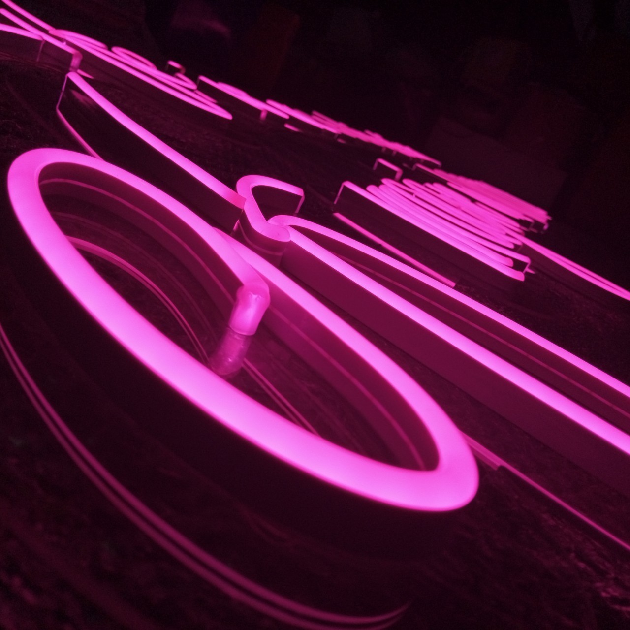 ป้ายไฟนีออน LED อะคริลิคใสรองหลัง