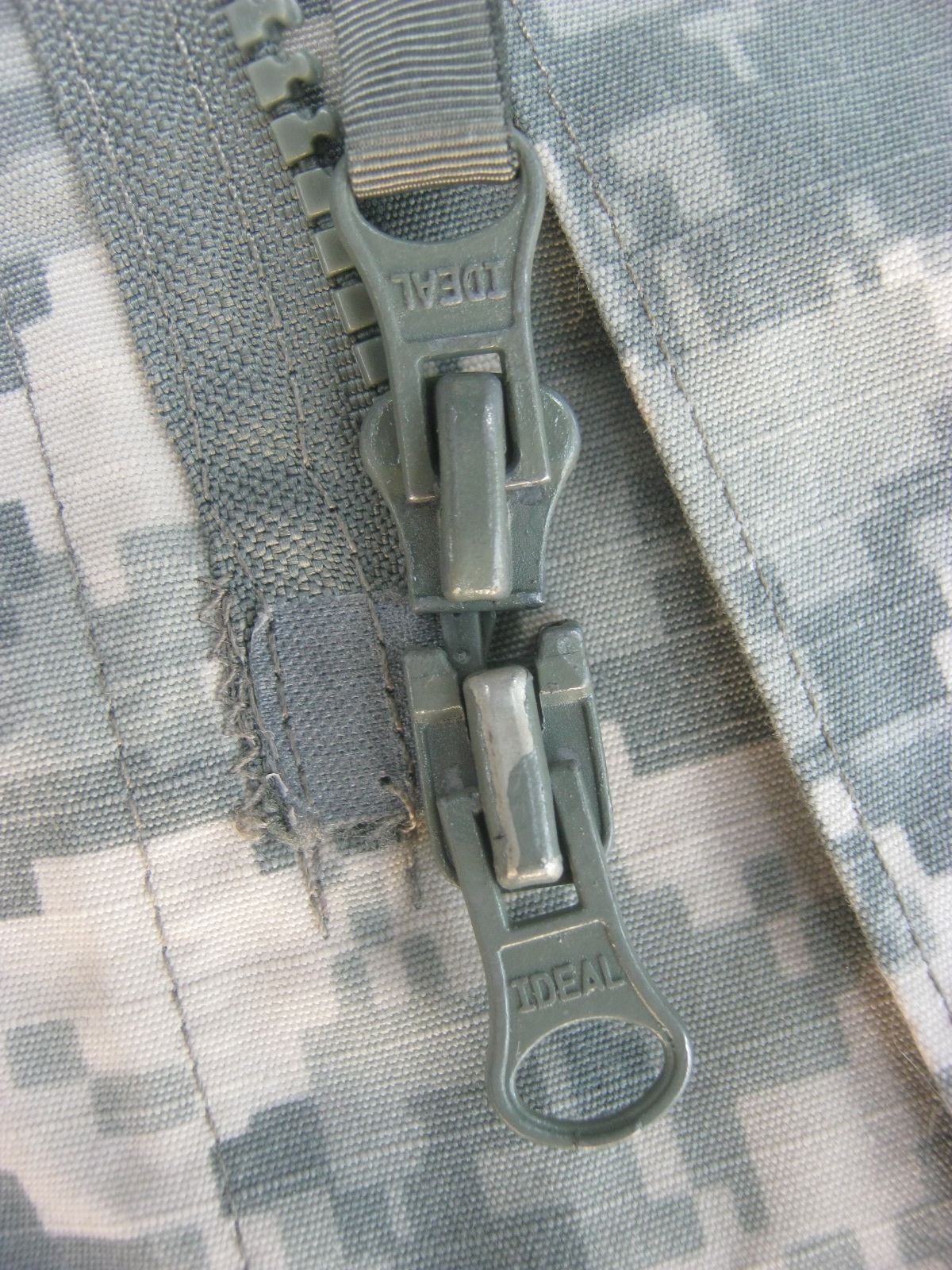 เสื้อทหารสหรัฐ ลายดิจิตอล ACU