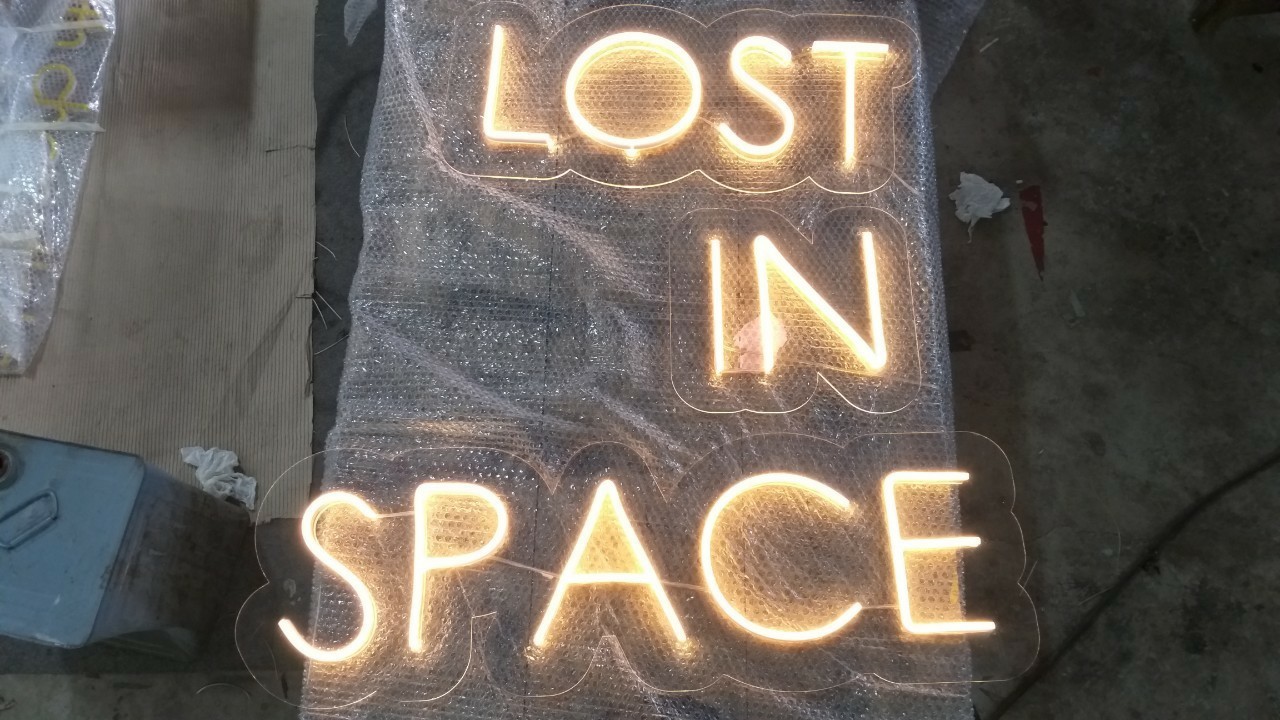 ป้ายไฟนีออนตัวอักษร