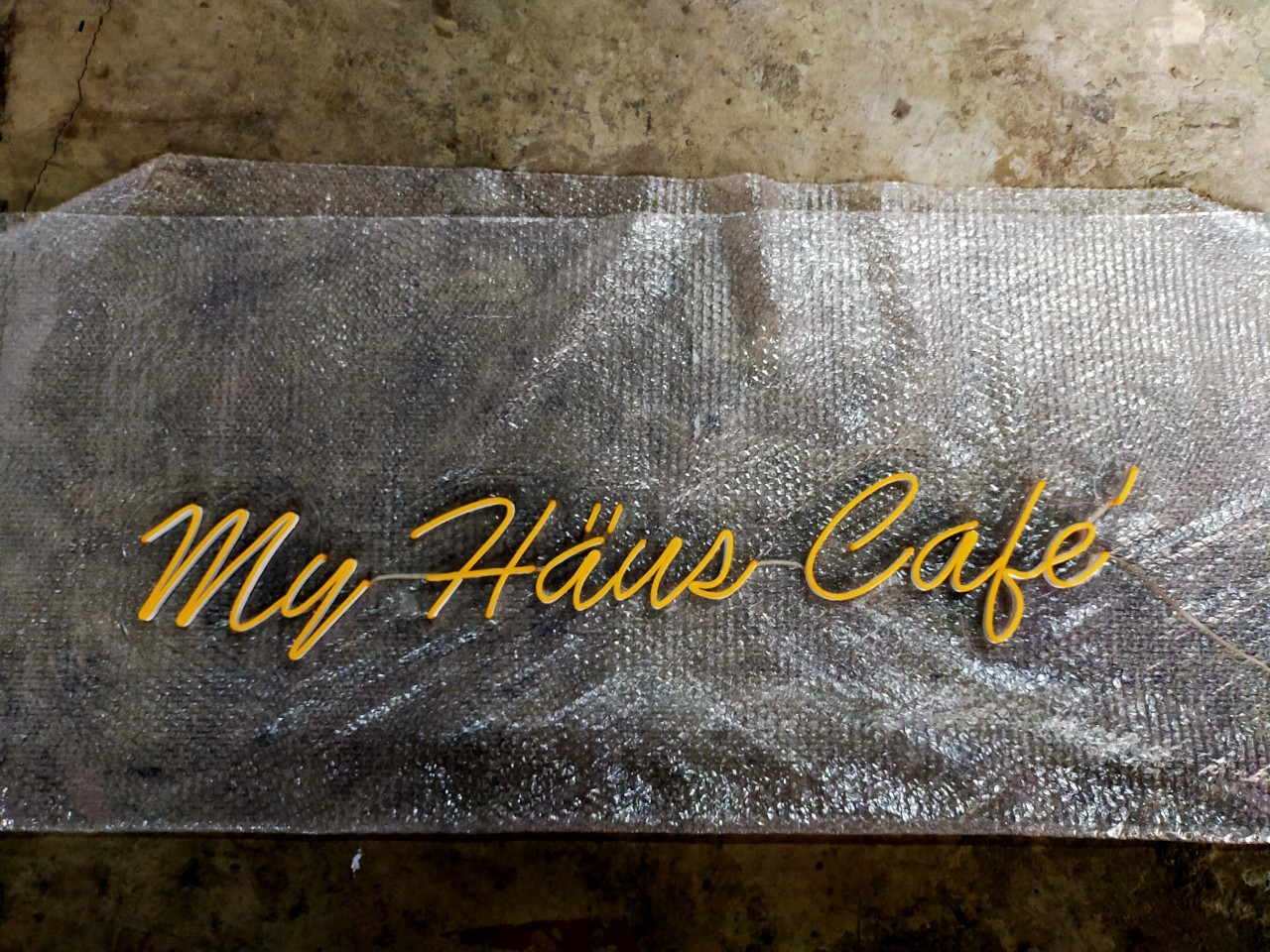 ไฟนีออน เฟค