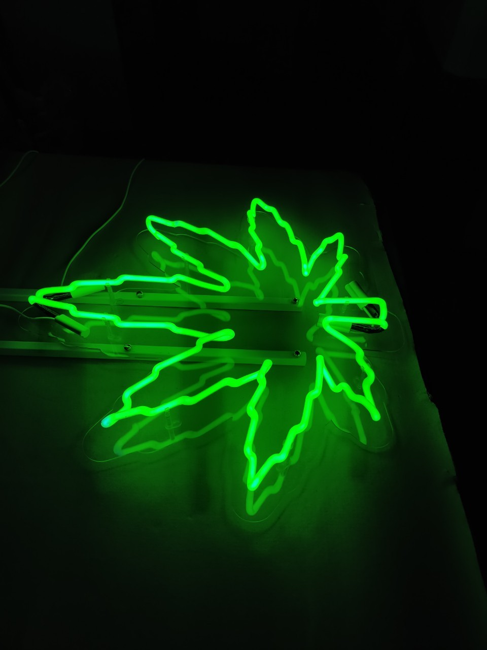 ไฟนีออน เฟค