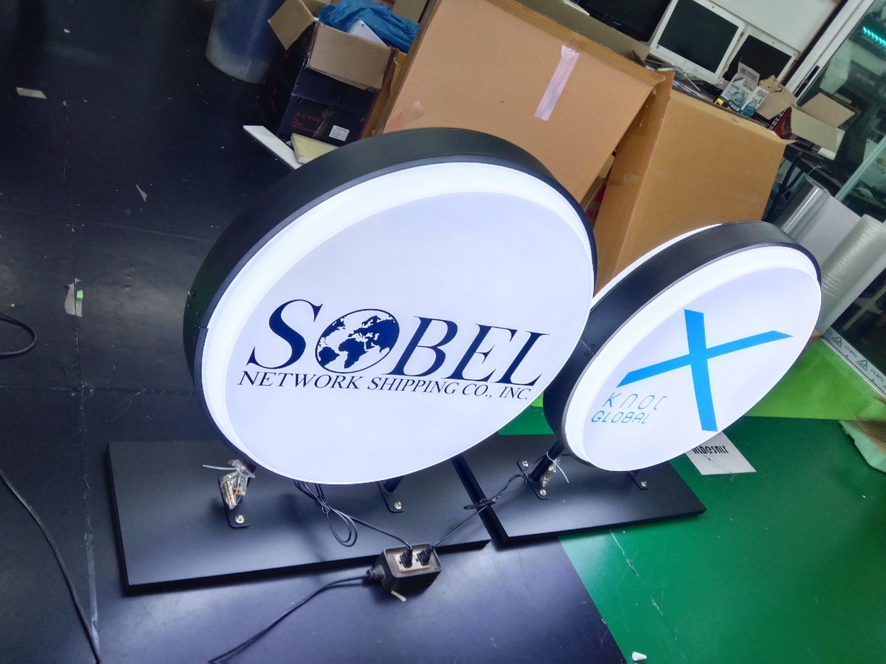 กล่องไฟสำเร็จ 70x70 cm ไฟออก2ด้าน (เสริมฐานตั้งพื้น)