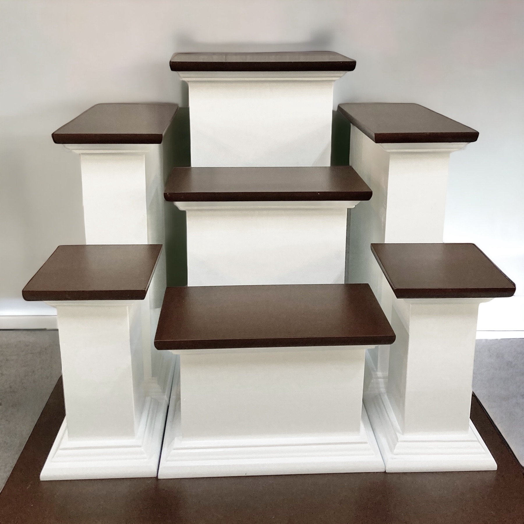 ตู้พระพร้อมแท่นโมเดิร์น หมู่ 7 หน้า 6 สีขาวท็อปน้ำตาล (ตู้สีขาว)