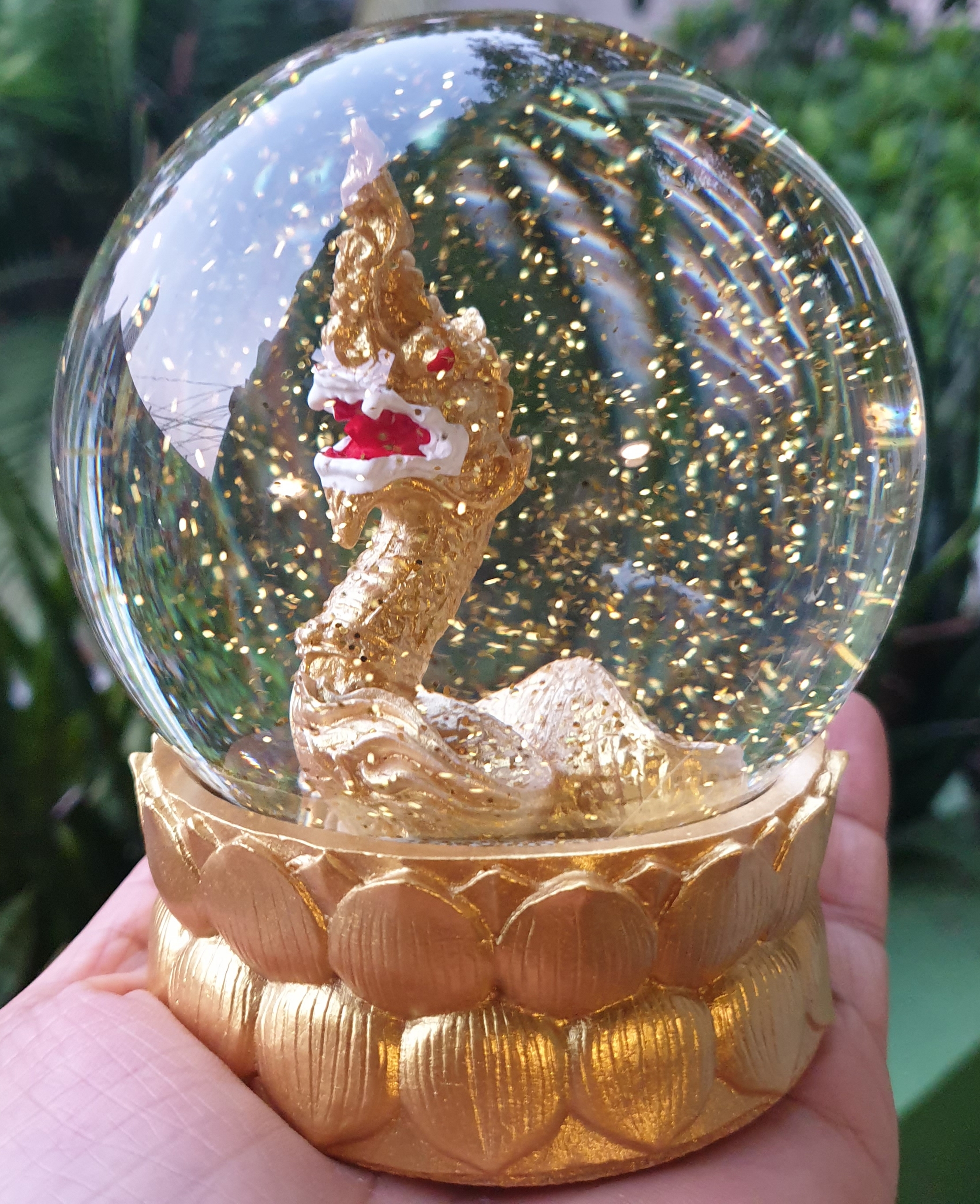 ลูกแก้วพญานาค มีน้ำข้างในพร้อมฐานขนาดเส้นผ่าศูนย์กลางลูกแก้ว10CM มี4สี เขียว ขาว ดำ ทอง เลือกได้เลยจ้า+แถมฟรีผ้ายันต์คะมีของพร้อมส่งสั่งได้เลยคะ