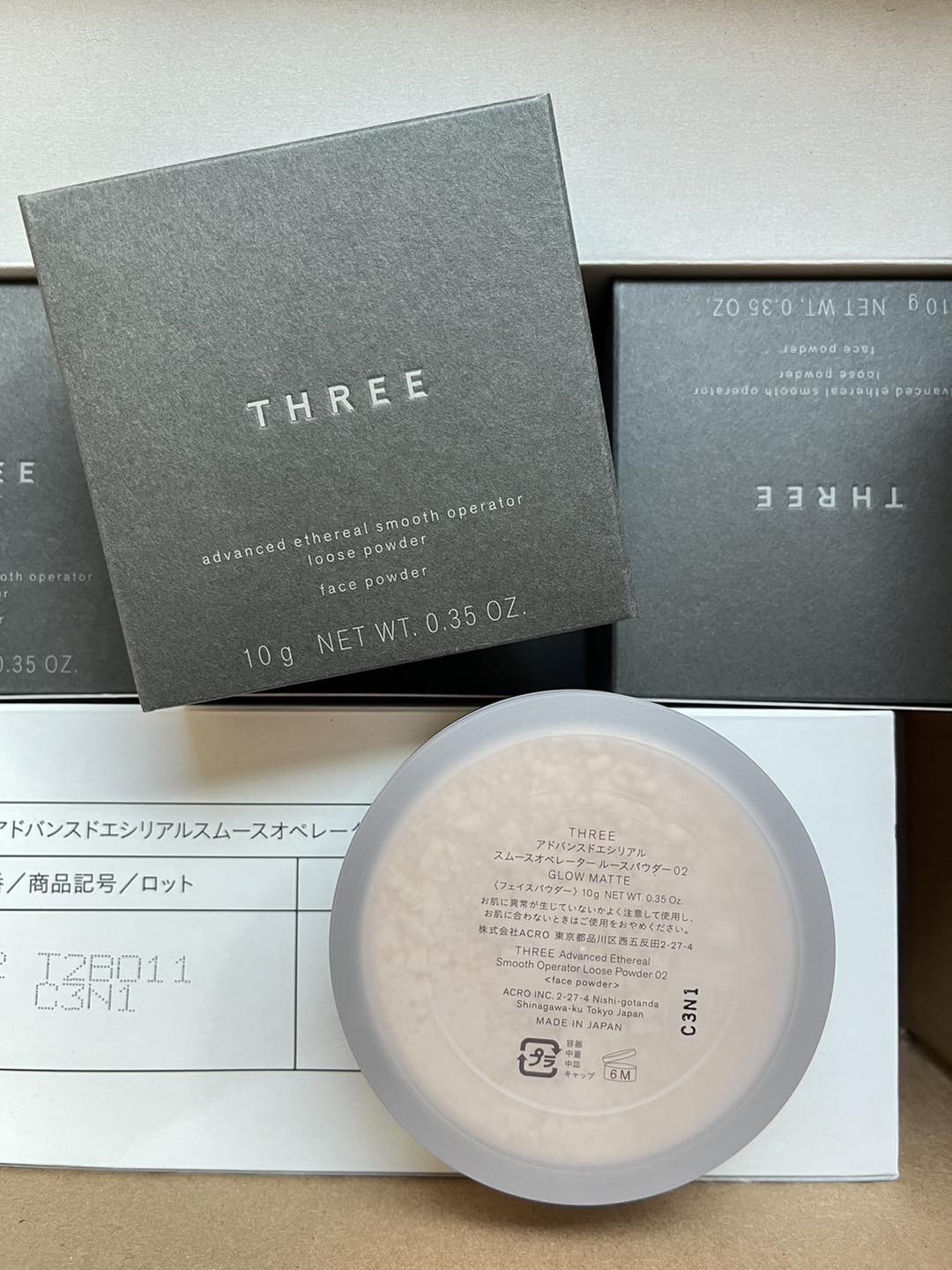 แป้งฝุ่น THREE Advanced Ethereal Smooth Operator Loose Powder 10g. เบอร์ 02- Glow matte