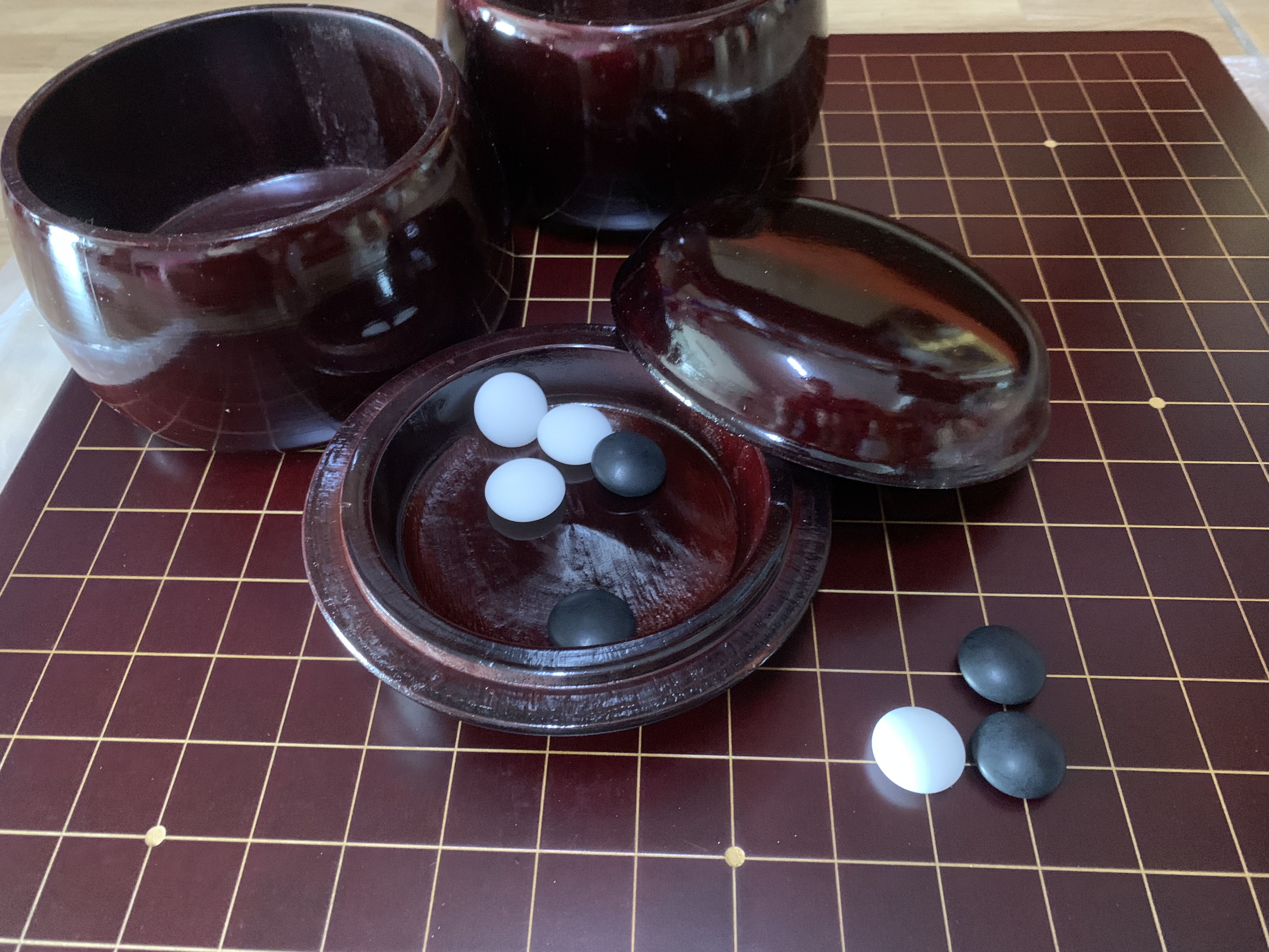 ชุดหมากล้อมไม้(กระดานสีไม้จันทร์แดง/เม็ดนูน2ด้าน/โถไม้)