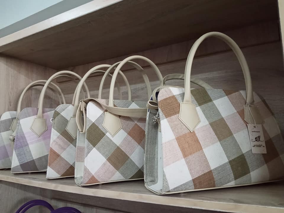 กระเป๋าผ้าขิด กระเป๋าผ้าขาวม้า กระเป๋าถือ กระเป๋าหิ้ว 11x32x32 Cm