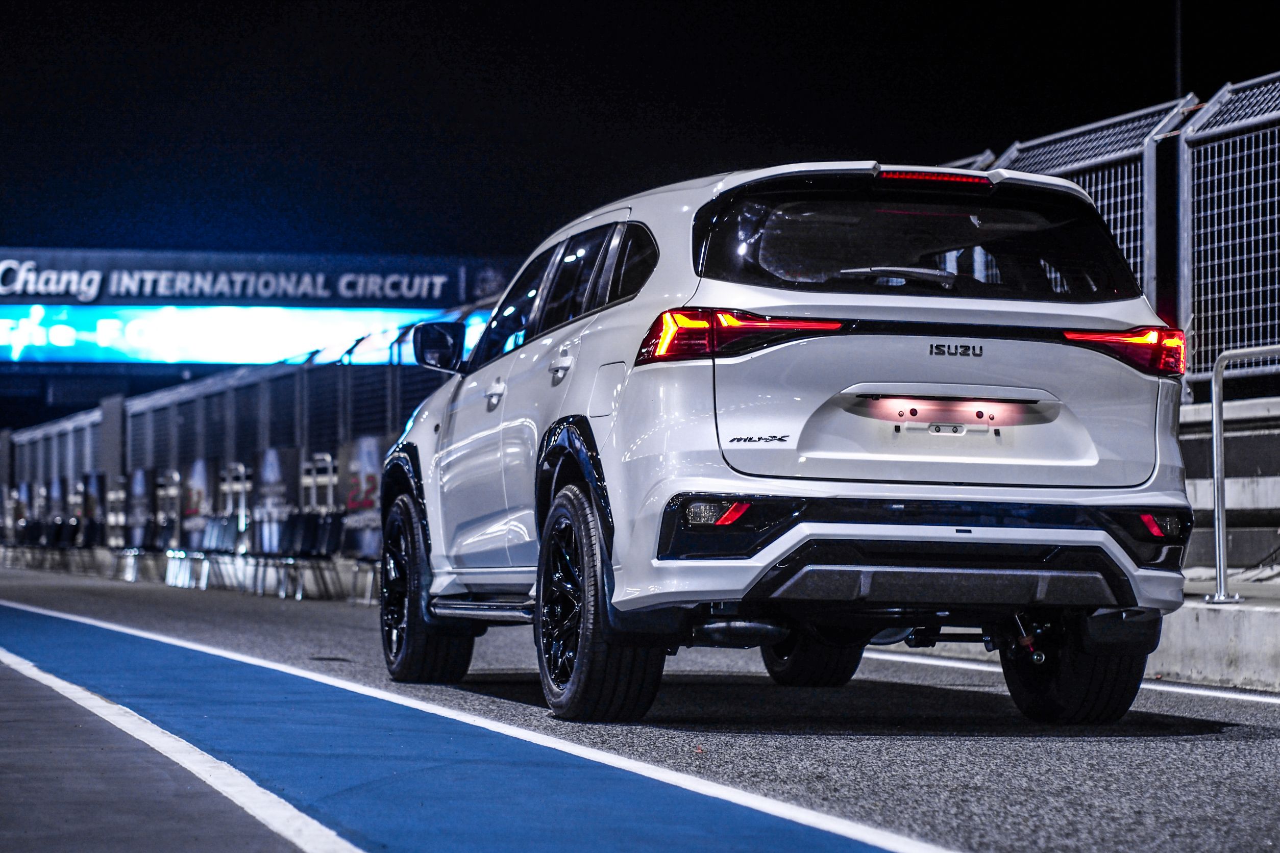 ชุดแต่ง ชุดสเกิร์ต Isuzu MU-X 2025 รุ่น AKC