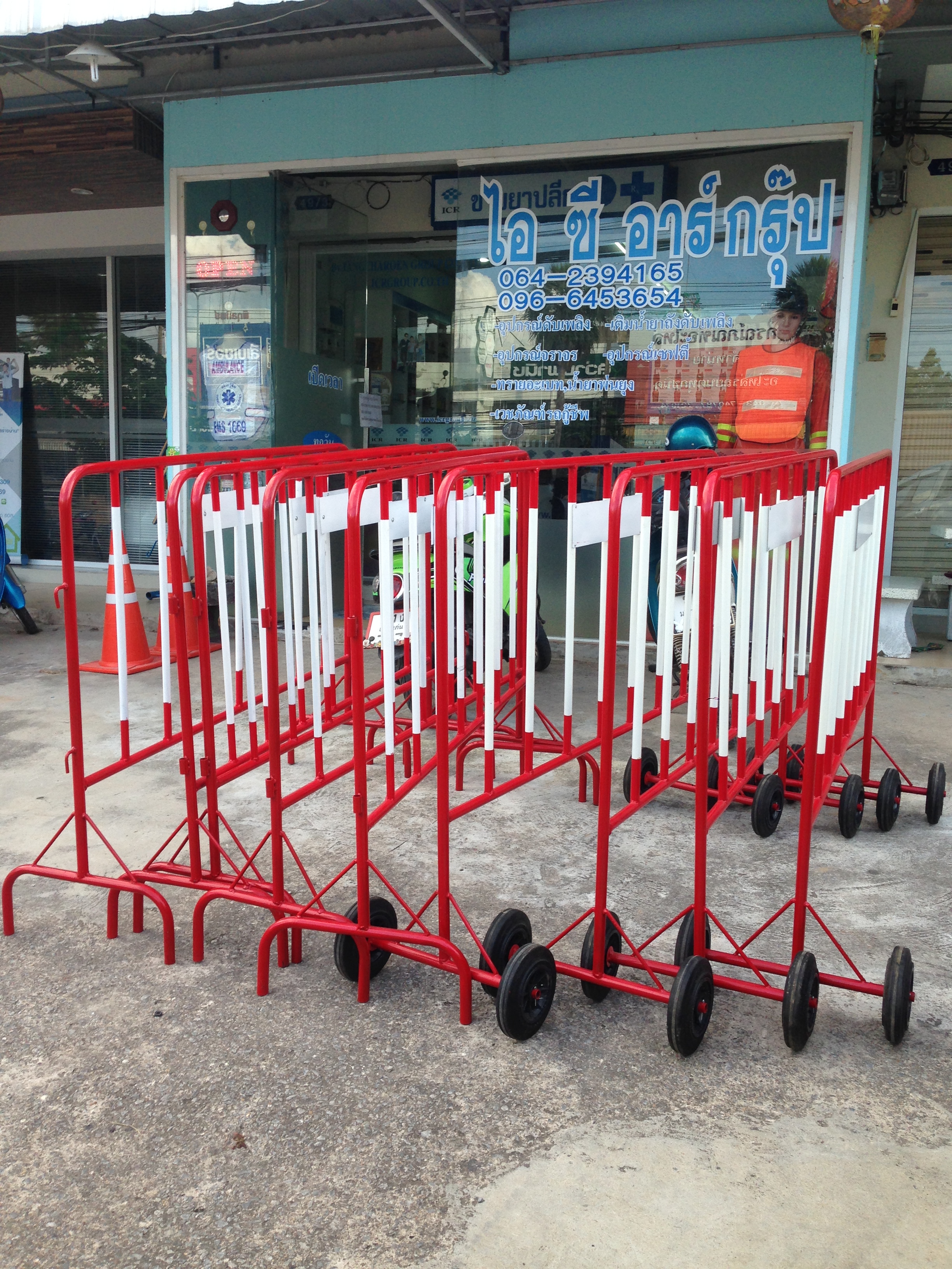 แผงกั้นจราจรแบบมีล้อ ขนาด 1.5 เมตร