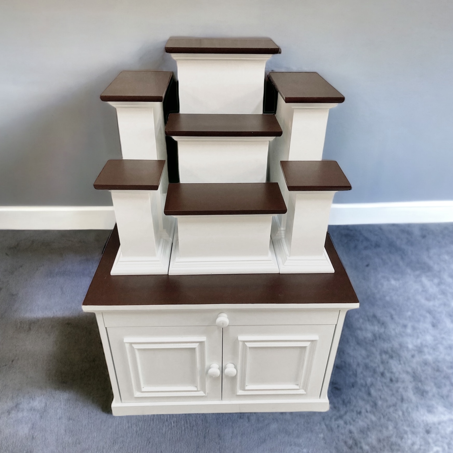 ตู้พระพร้อมแท่นโมเดิร์น หมู่ 7 หน้า 6 สีขาวท็อปน้ำตาล (ตู้สีขาว)