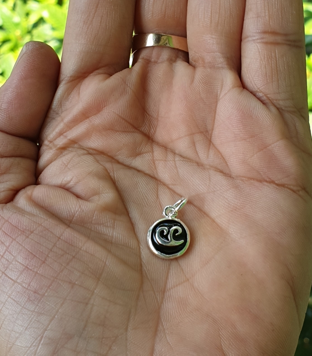 จี้ นะโม เนื้อเงิน มี2แบบ รุ่นศรีวิชัย พศ 2547 พระธาตุเมืองคอน ลงยาดำ ใส่อาบน้ำได้ไม่ลอกไม่ดำไม่แพ้ พุทธคุณครอบจักรวาล เมตตามหานิยม มีโชคลาภ แคล้วคลาดปลอดภัย