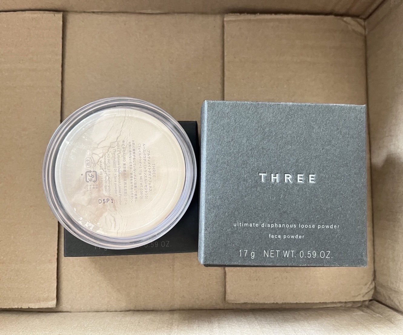 THREE Ultimate Diaphanous Loose Powder 17g เบอร์ 01 Translucent แป้งฝุ่นเนื้อละเอียด