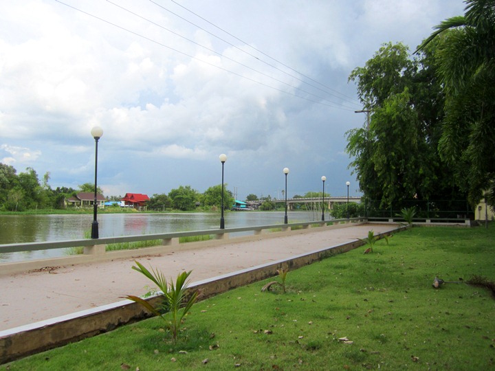 ขายที่ดิน 19-3-54 ไร่ ริมแม่น้ำนครชัยศรี (ท่าจีน) บางเลน นครปฐม พร้อมบ้านใหญ่ 1 หลัง และบ้านเล็ก 3 หลัง สไตล์รีสอร์ท