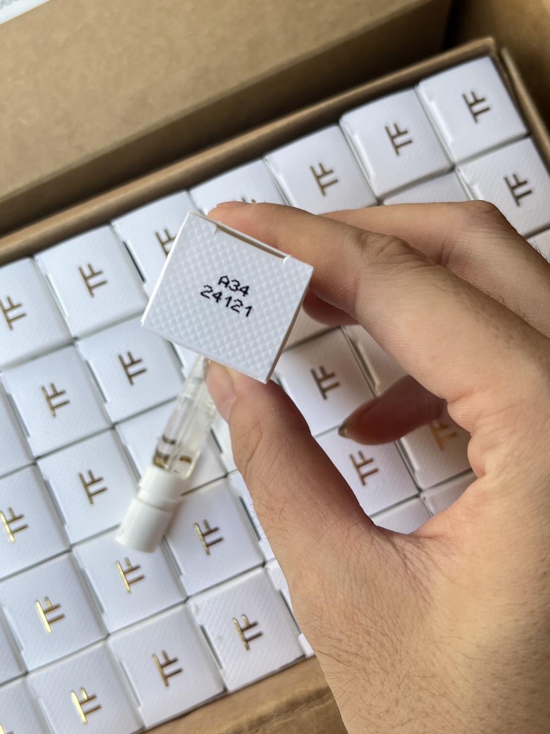 ไวออลมีกล่อง Tom Ford White Suede EDP 2ml. (1ขวดค่ะ)