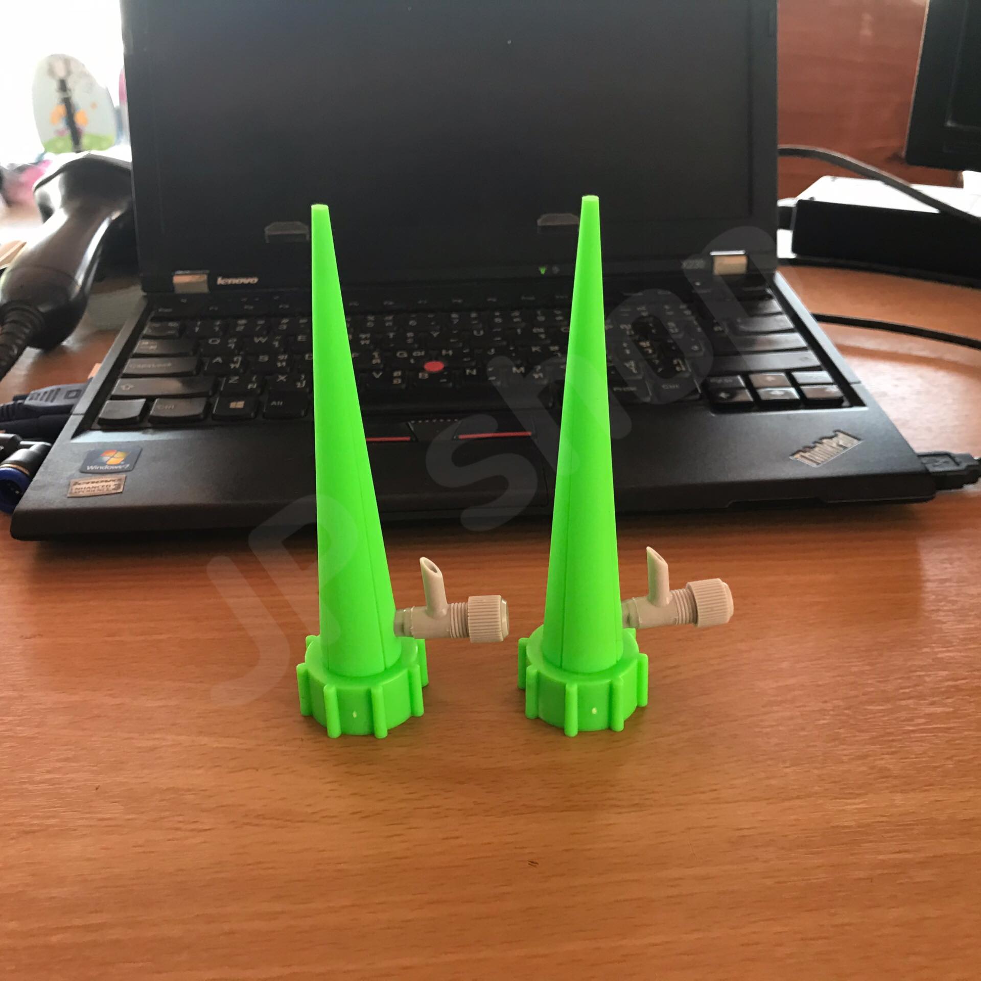 อุปกรณ์หยดน้ำ เหมาะสำหรับการเกษตร ประหยัดน้ำ ไม่ต้องคอยรดน้ำตลอด สินค้าส่งไว ส่่งภายใน 24 ชั่วโมง สนใจสั่งซื้อได้เลยนะคะ