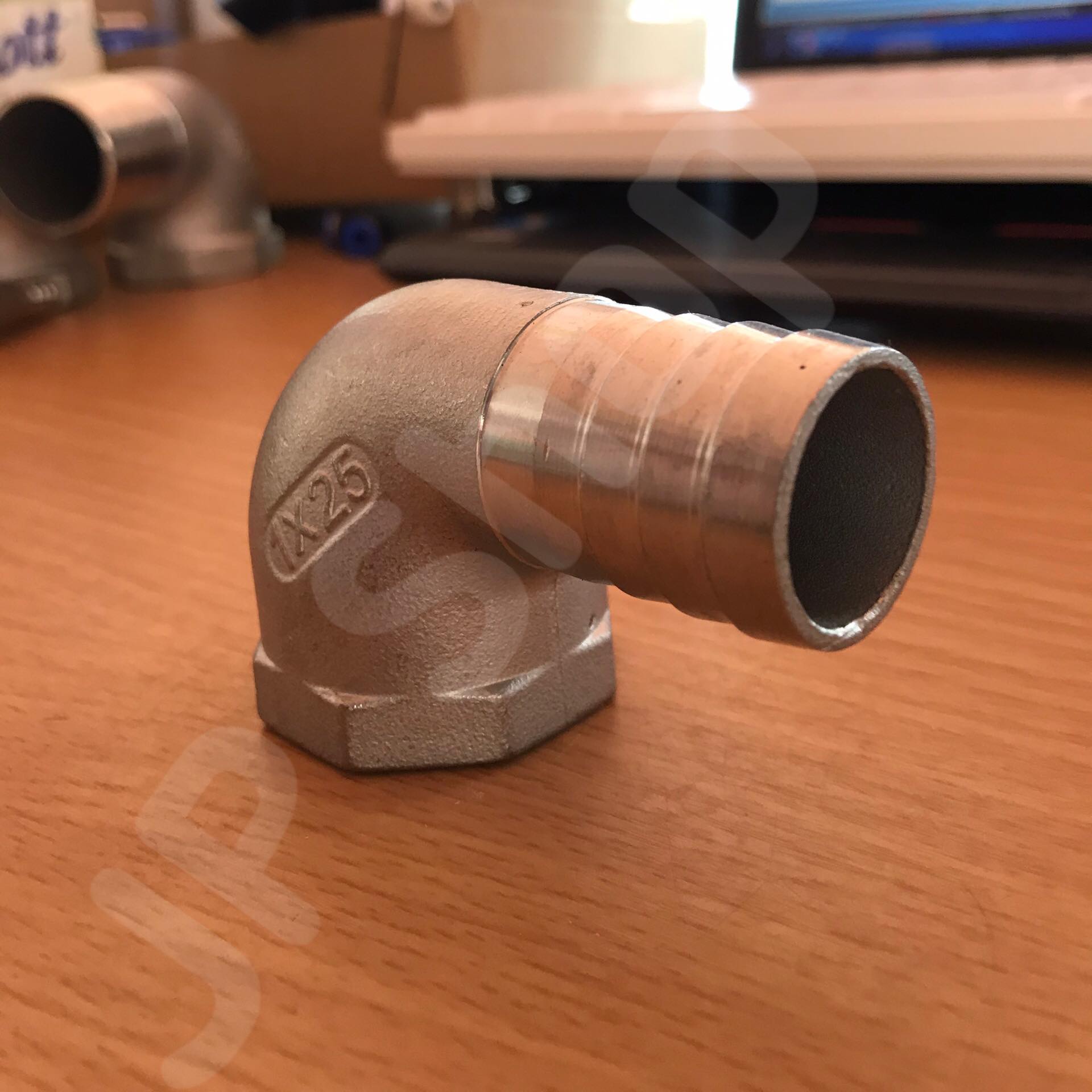 ข้องอเกลียวใน สแตนเลส 304 ขนาด 1 นิ้ว หางไหล 25 mm. ราคาต่อ1 ชิ้น #105210