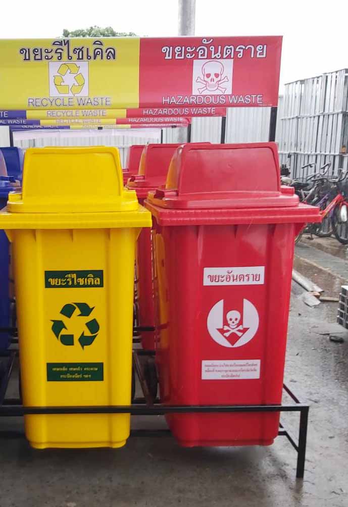 แท่นวางถังขยะ กทม. 240 ลิตร ขนาด 2 ช่อง มีป้ายแผงหลัง