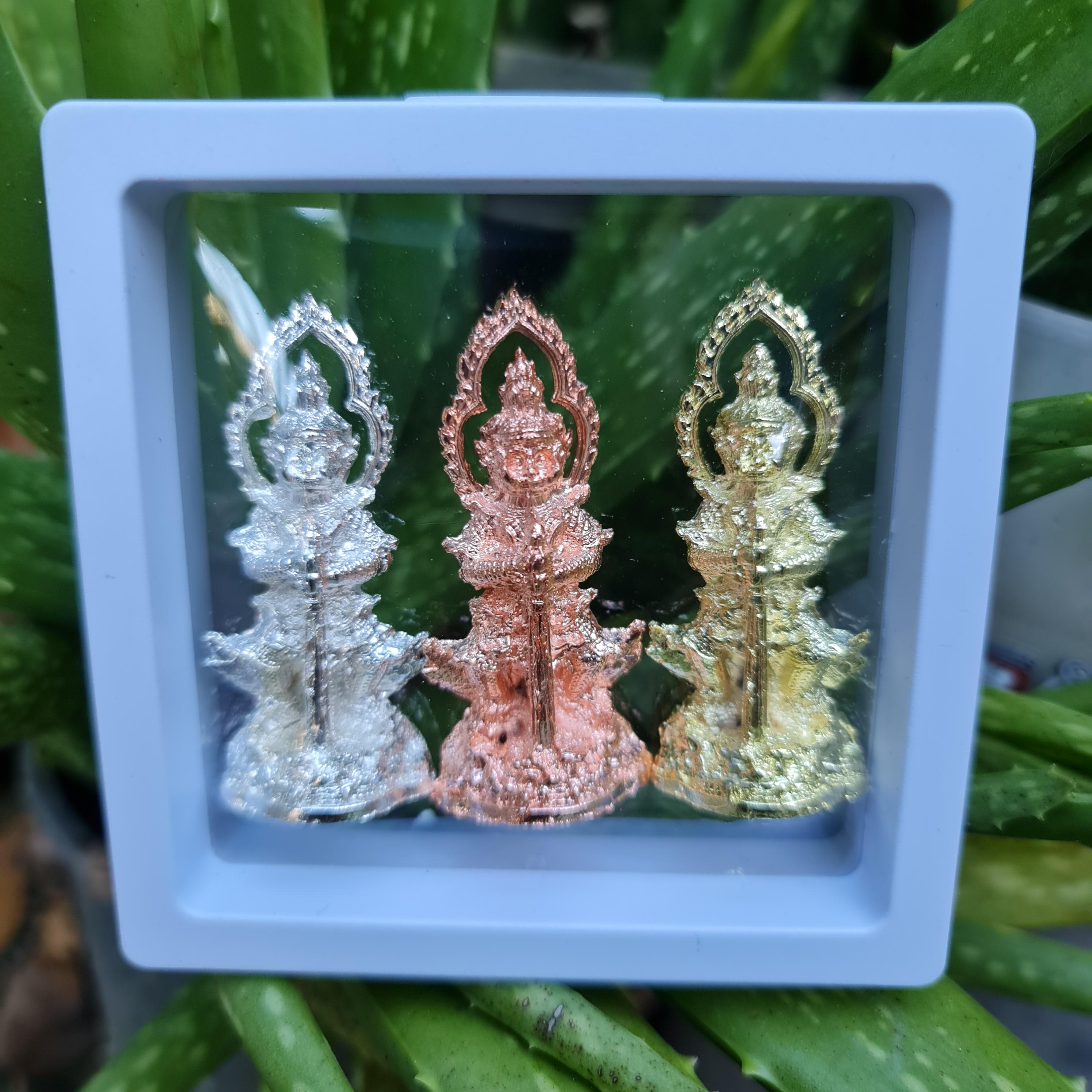 ท้าวเวสสุวรรณ 3 กษัตริย์ ชุด3องค์พร้อมกรอบ +ฟรีผ้ายันต์ท้าวเวสสุวรรณ 5.5x3cm. ได้ทั้งเซตไปเลยจ้า 3 ธาตุ เงิน ทอง นาค