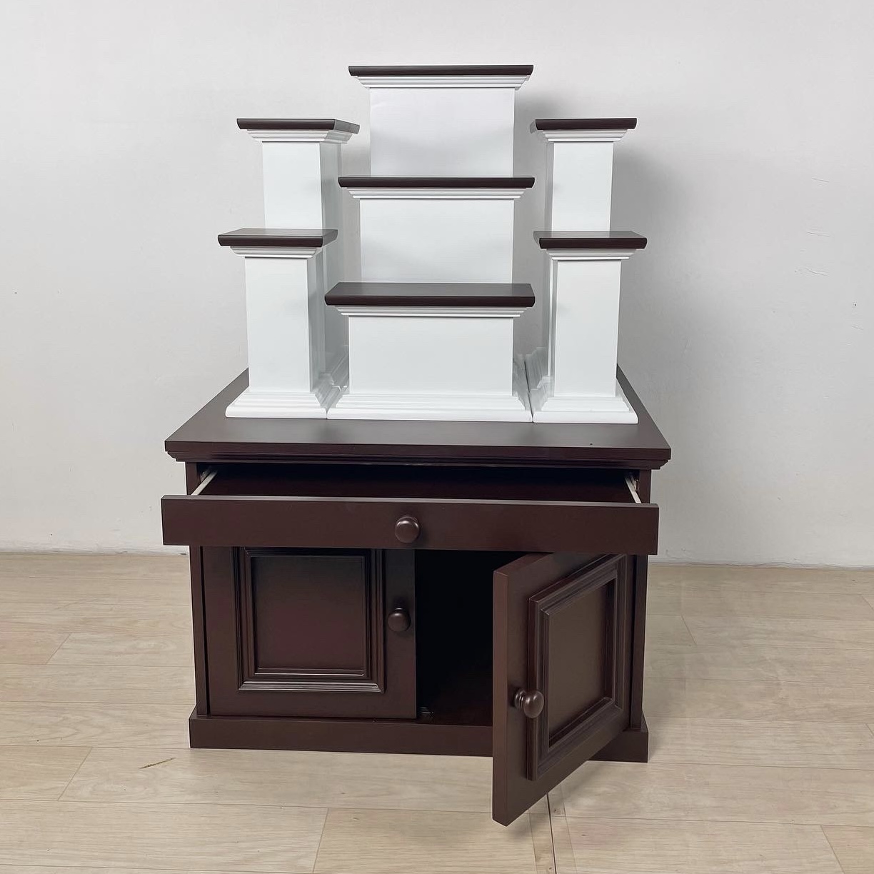 ตู้พระพร้อมแท่นโมเดิร์น หมู่ 7 หน้า 6 สีขาวท็อปน้ำตาล (ตู้สีน้ำตาล)