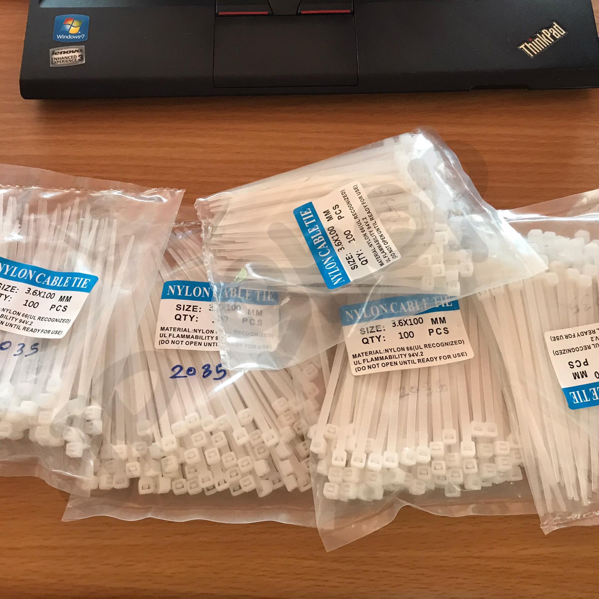 สายรัด CABLE TIE เคเบิ้ลไทร์ 4นิ้ว เหมาะสำหรับนำไปใช้งานต่าง ๆ อาทิเช่น เคเบิ้ลไทร์ใช้รัดสายไฟ, สายแลน (LAN), สายโทรศัพท์, สายสัญญาณ, สายเคเบิ้ลให้เรียบร้อย โกดังในไทย สั่งปุ๊บส่งปั๊บ