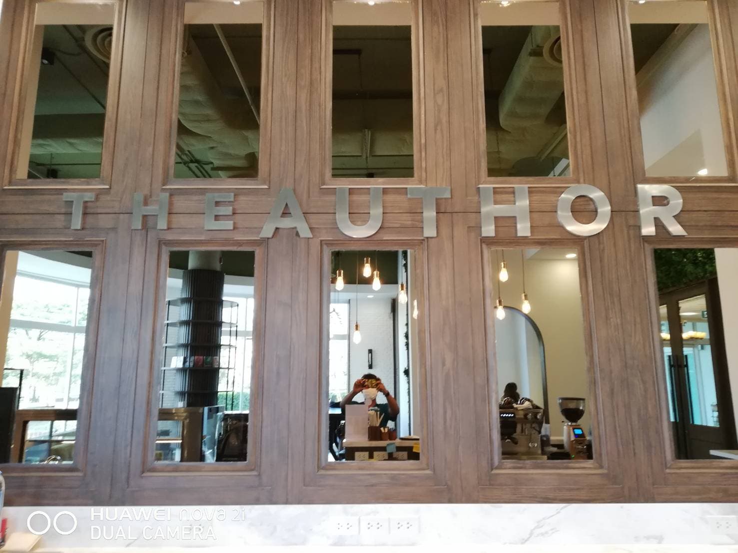ป้ายสแตนเลส หน้าเงิน THEAUTHOR