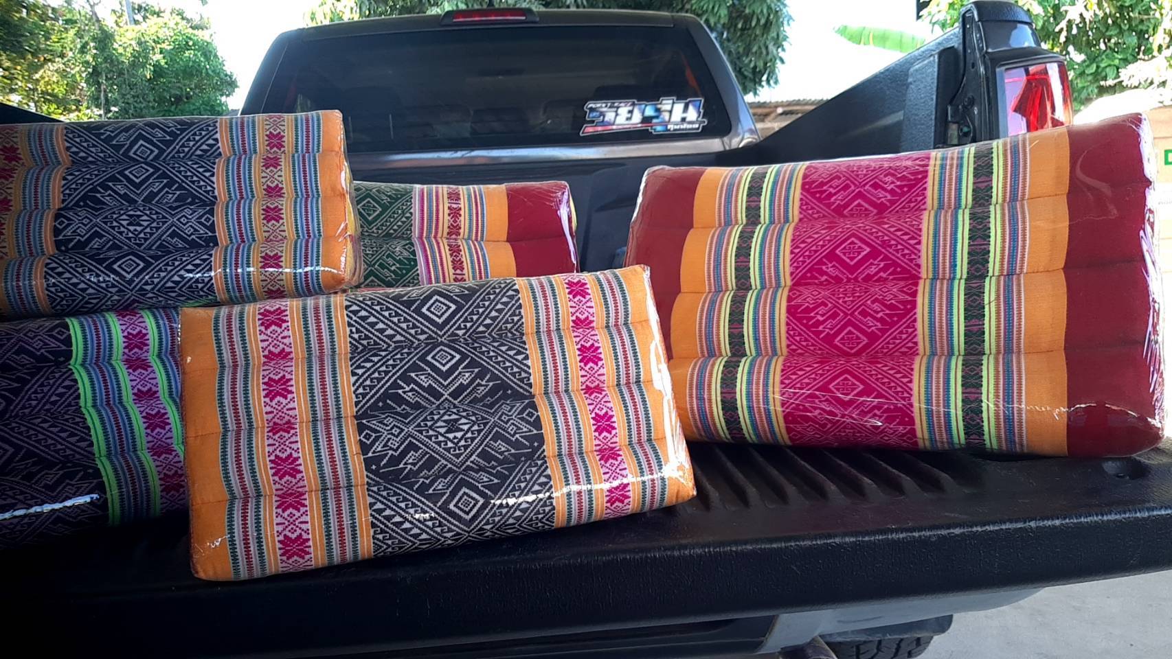หมอนสามเหลี่ยมโบราณ ขนาด10 ช่องเดี่ยว //Ancient Pillow large 9 rows 38x20cm kapok 100%Traditional Floor Cushion.