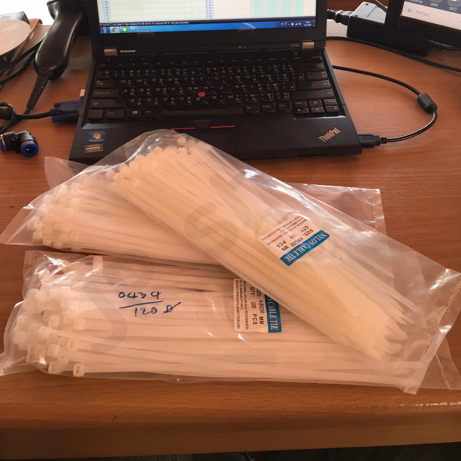 สายรัด CABLE TIE เคเบิ้ลไทร์ 10นิ้ว เหมาะสำหรับนำไปใช้งานต่าง ๆ อาทิเช่น เคเบิ้ลไทร์ใช้รัดสายไฟ, สายแลน (LAN), สายโทรศัพท์, สายสัญญาณ, สายเคเบิ้ลให้เรียบร้อย โกดังในไทย สั่งปุ๊บส่งปั๊บ