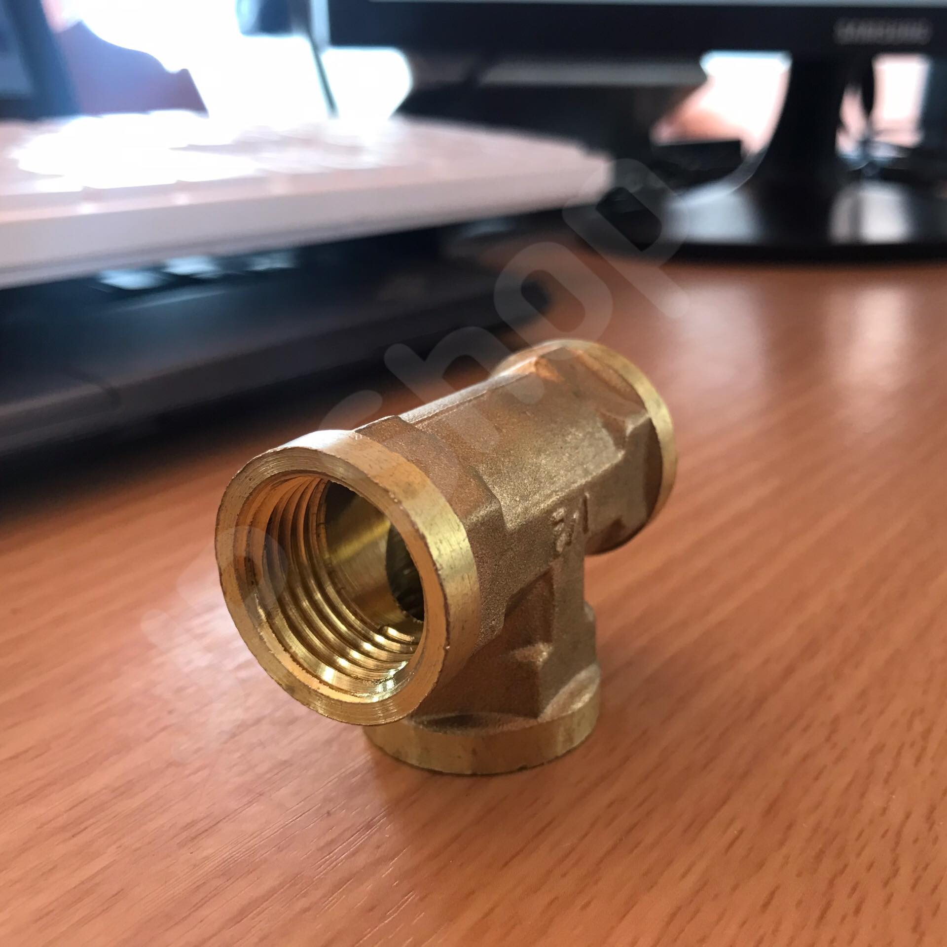 ข้อต่อสามทางทองเหลือง ขนาด 4 หุน เกลียวใน ข้อต่อ สามทาง ทองเหลือง เกลียวใน 4 หุน #0554