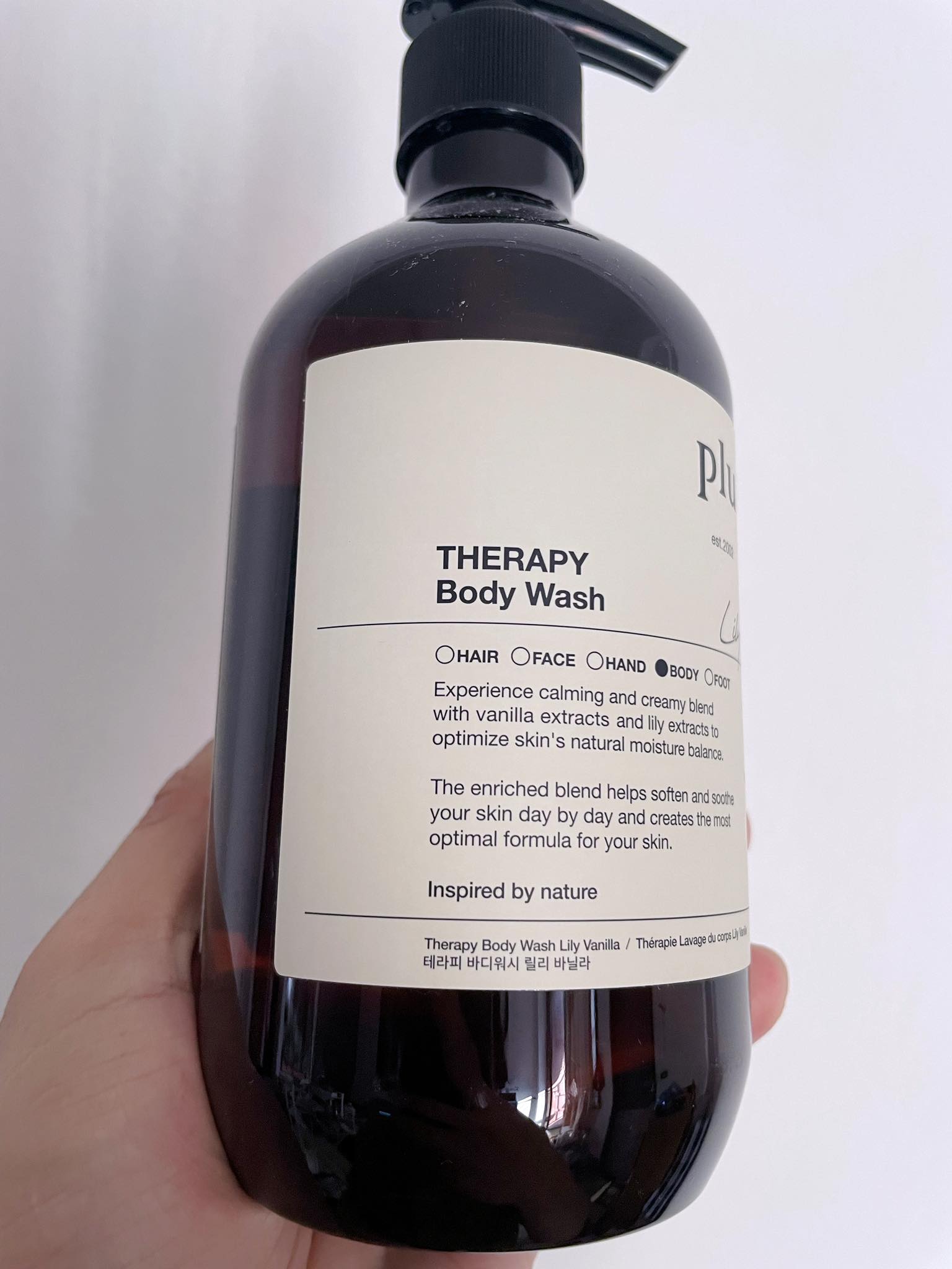 Plu Therapy Body Wash Lily Vanilla 500g. เจลอาบน้ำ