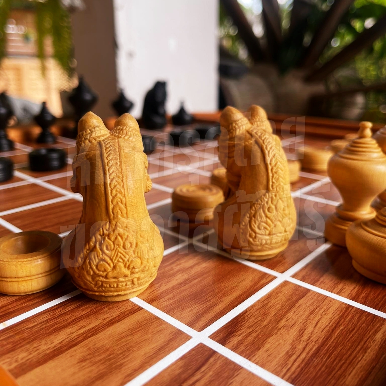 ตัวหมากรุกไทยไม้เนื้อแข็งแบบโบราณ