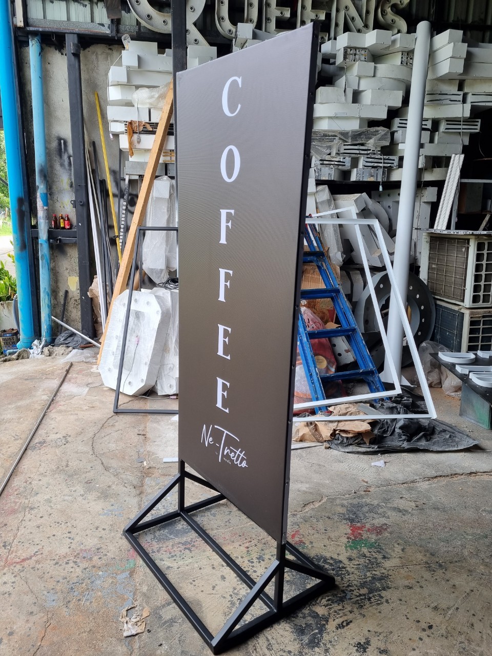 ป้ายไวนิลตั้งหน้าร้าน ''COFFEE''