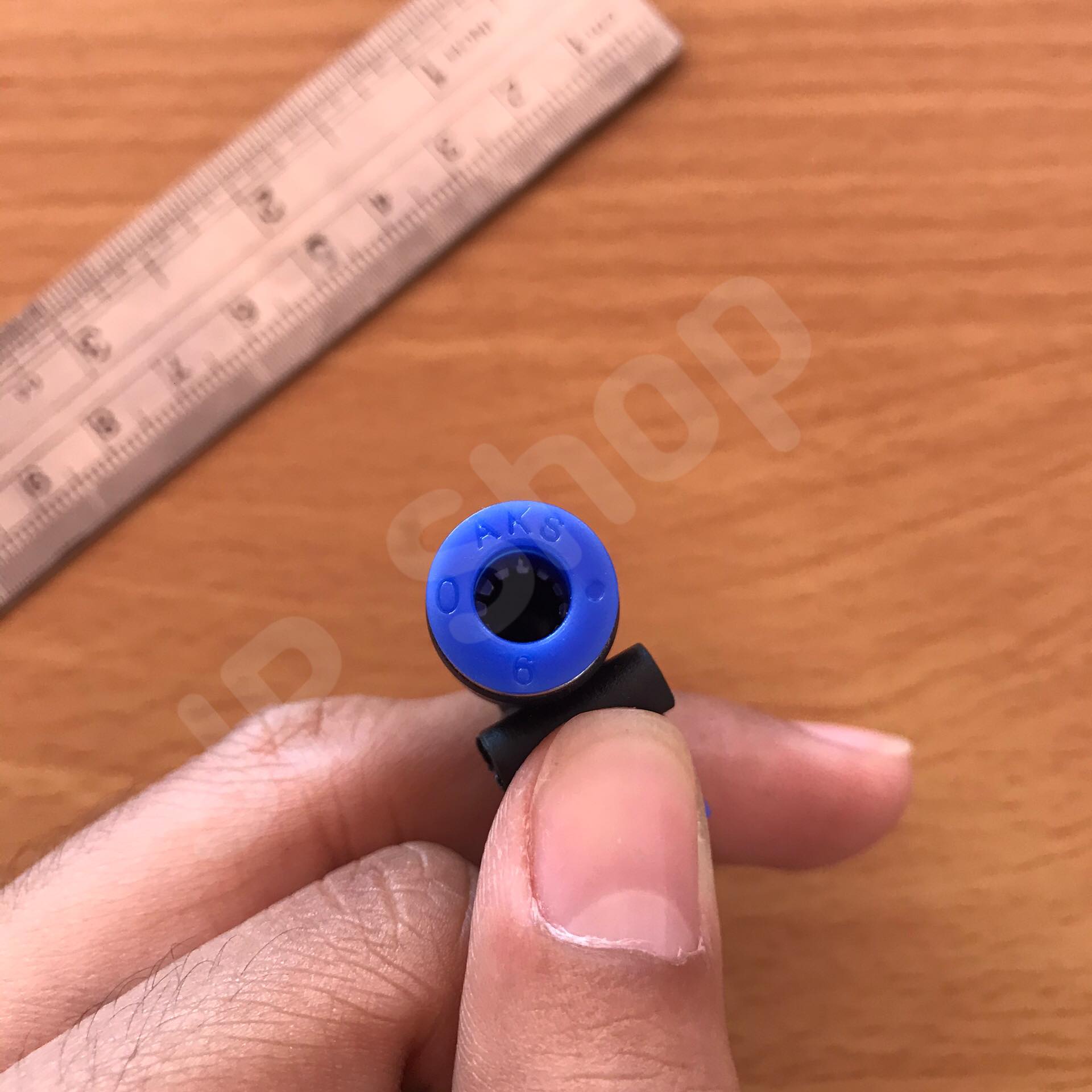 ข้อต่อลมข้องอ 90 องศา ฟิตติ้งเมติกส์แบบงอ 90 องศา ขนาด 06 มม. ใช้กับสายลม 06 มม. แพค 10 ตัว ข้อต่อ PV 06 #0206