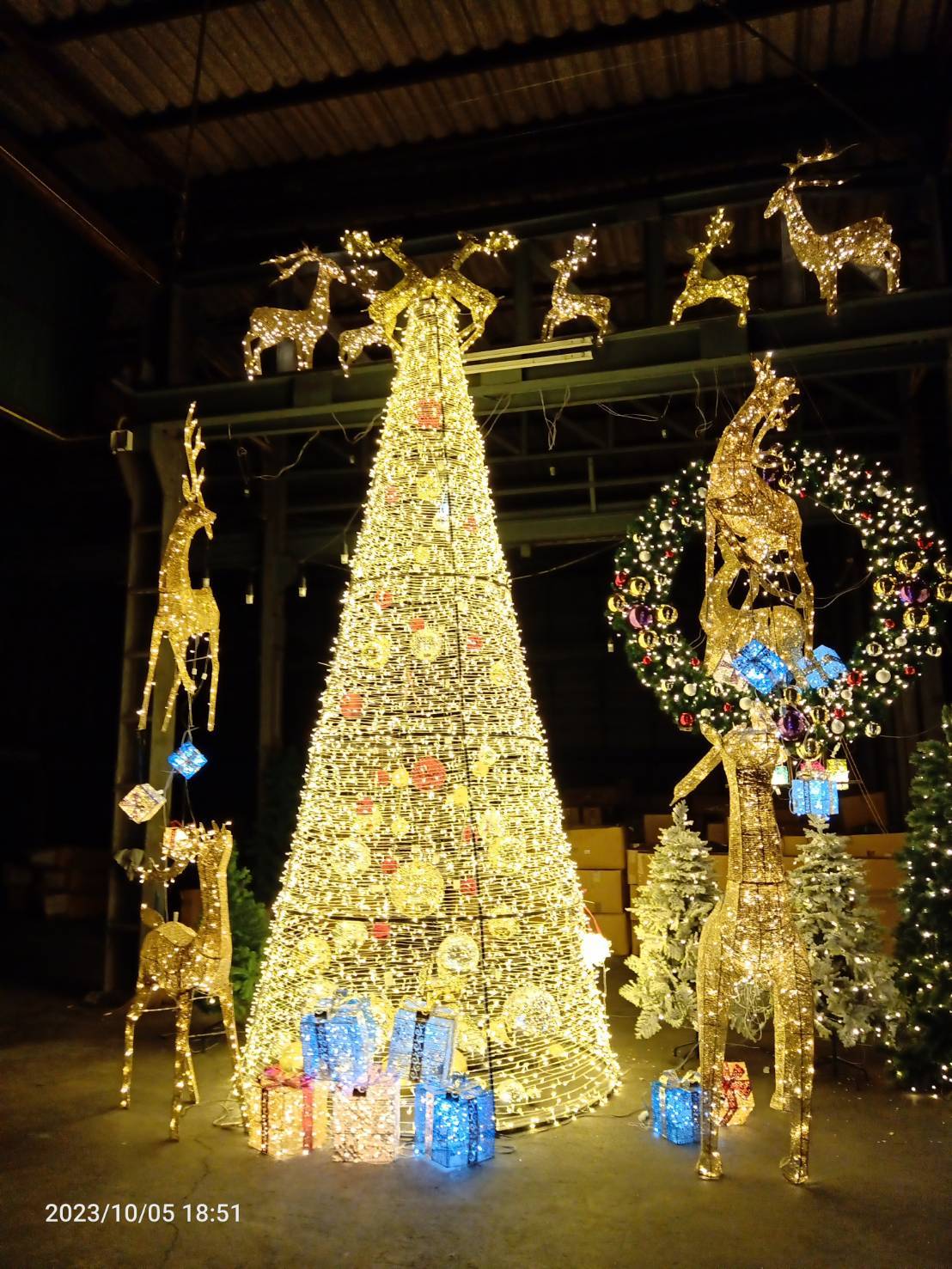 แบบต้นคริสต์มาสประดับงานเลี้ยงสินค้าชั้นนำ ในเดือนธันวามคม