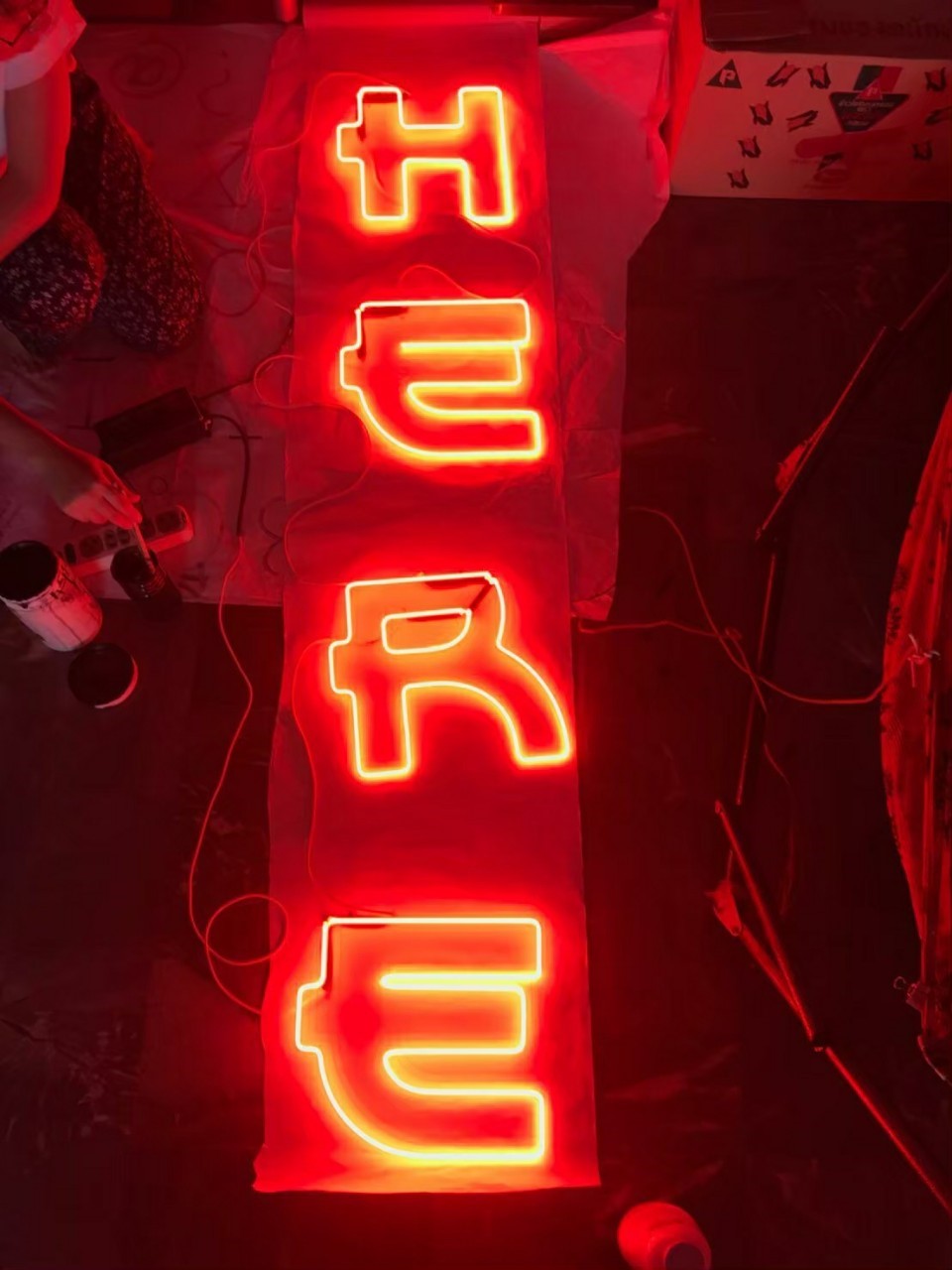 ป้ายไฟนีออน LED อะคริลิคใสรองหลัง