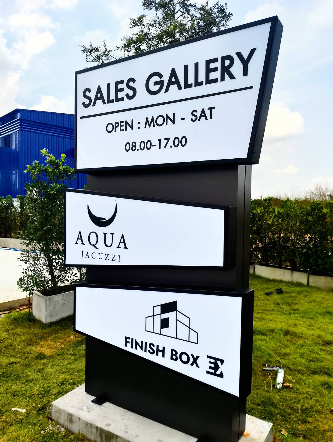 #ป้ายกล่องไฟด้านหลังป้ายพื้นคอมโพสิตยกขอบ