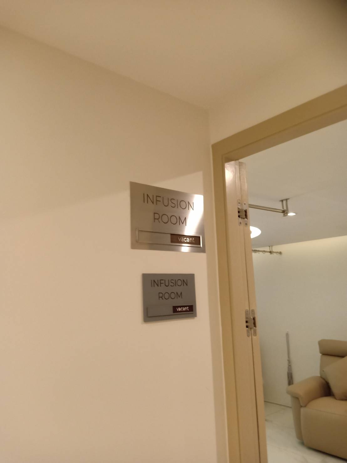 งานผลิต-ติดตั้งป้ายสแตนเลสกัดกรด ป้ายรางสอด