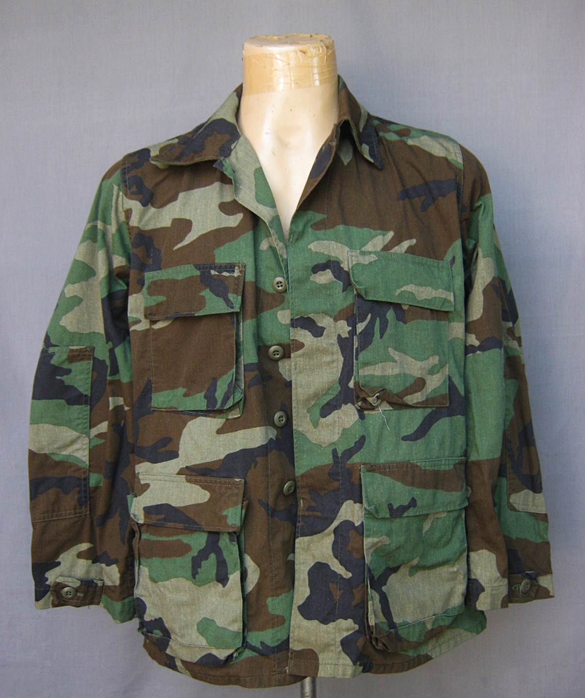 ขายแล้ว เสื้อ ทหารลายพราง woodland ผ้าฝ้ายผสม Medium Regular