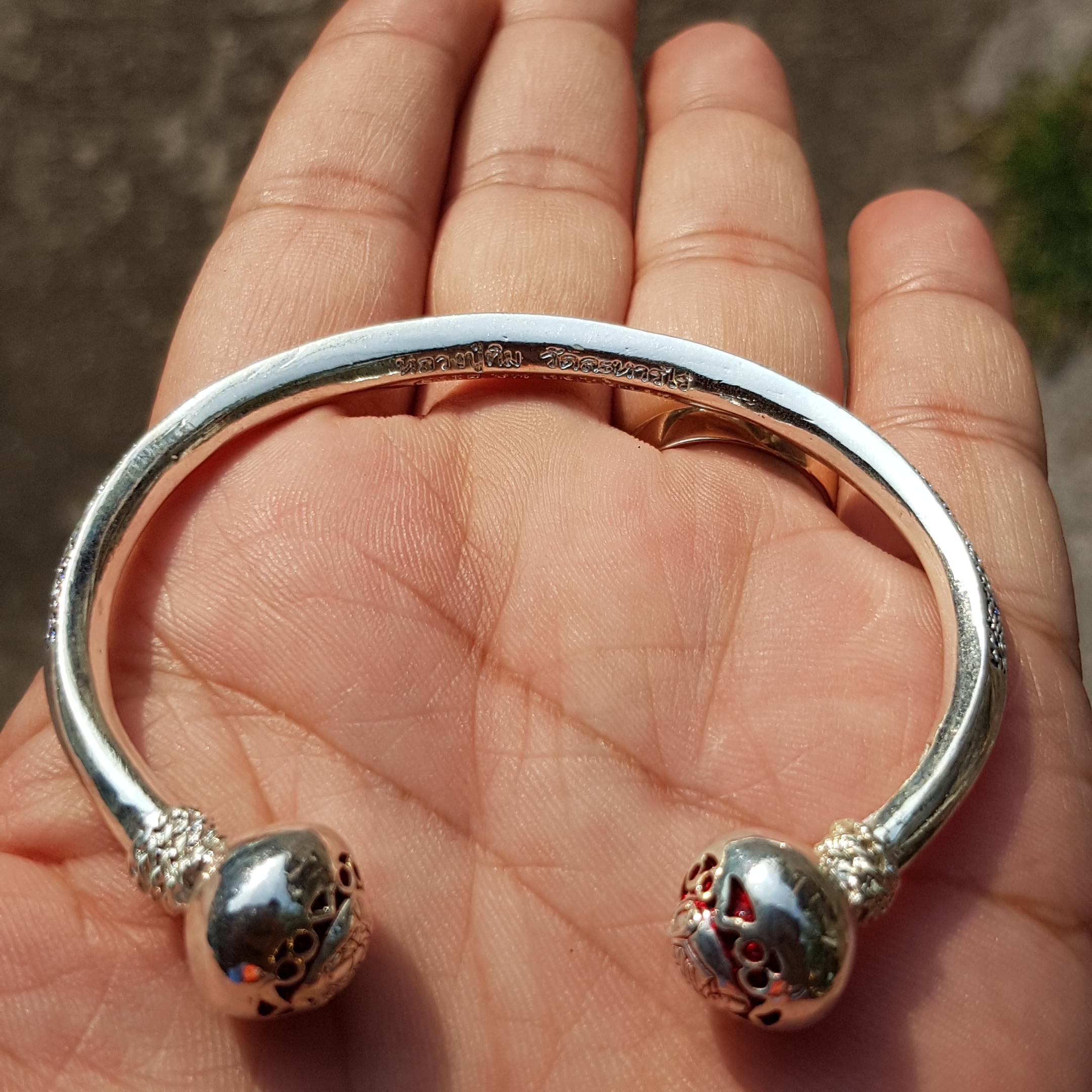 กำไลหลวงปู่ทิม เนื้อสำริดเงิน แจกกรรมการ รุ่นสร้างอุโบสถ หลวงปู่ทิม วัดละหารไร่ จ.ระยอง ลงยา +แถมยันต์ฟรีคละๆลายกันไปจ้า สำเนา