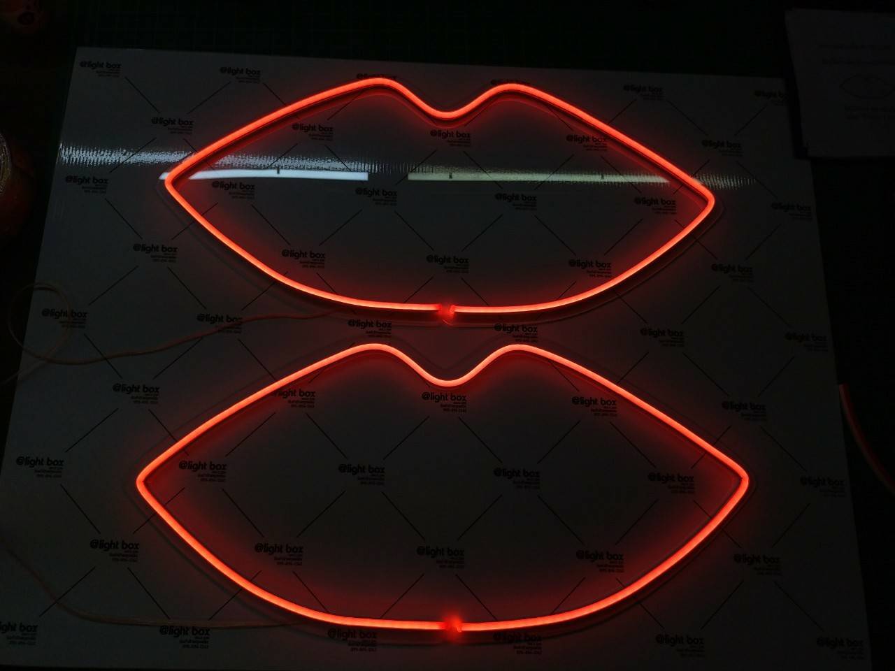 ป้ายไฟนีออยนดัด LED แสงสีแดง อะคริลิคใสรองหลัง