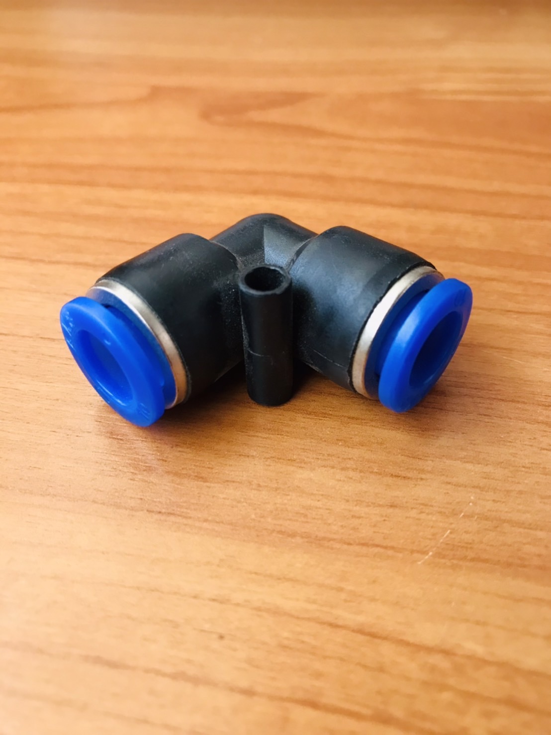 ข้อต่อลมฟิตติ้ง PV-10 ข้องอ 90 องศา สำหรับสายลม 10 มม. #05003