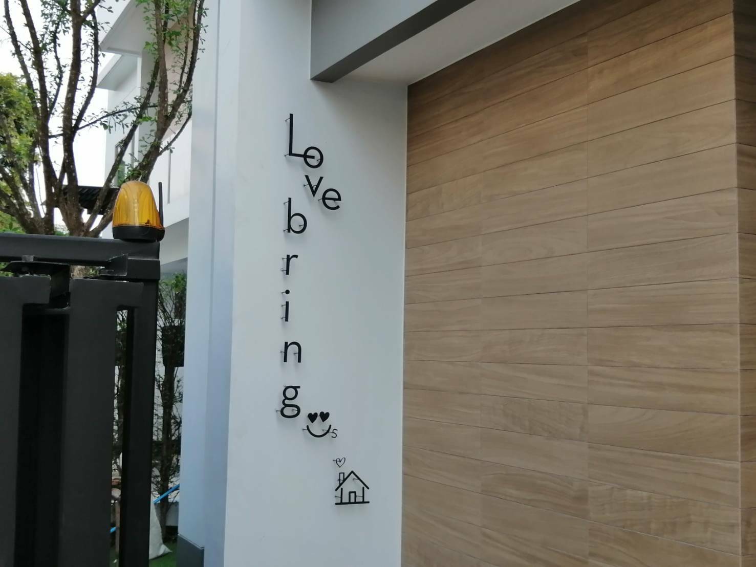 ป้ายอักษรโลหะแบบมีขาลอย