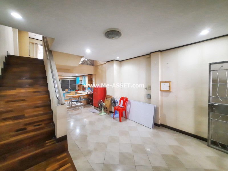 ขายทาวน์โฮม 3 ชั้น 18 ตรว ม.พรบดินทร ถ.นวมินทร์ 157 เขตบึงกุ่ม กรุงเทพฯ / การเดินทางสะดวกสามารถเข้า-ออกได้หลายเส้นทาง อาทิ ซอยนวลจันทร์ 36, 56, 157