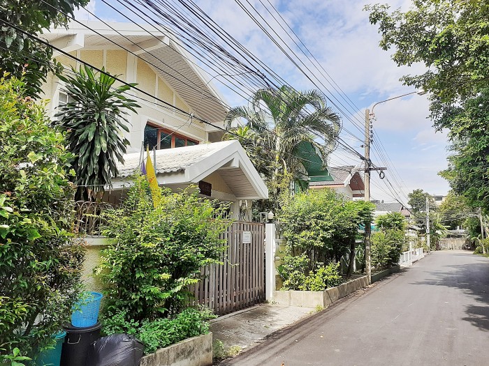 ขายบ้านเดี่ยว ม.ประยูรนิเวศน์ 3 ถ.ลาดพร้าว-วังหิน ซ.53 แขวงลาดพร้าว เขตลาดพร้าว กรุงเทพ / พื้นที่ 2 ชั้น 60 ตารางวา