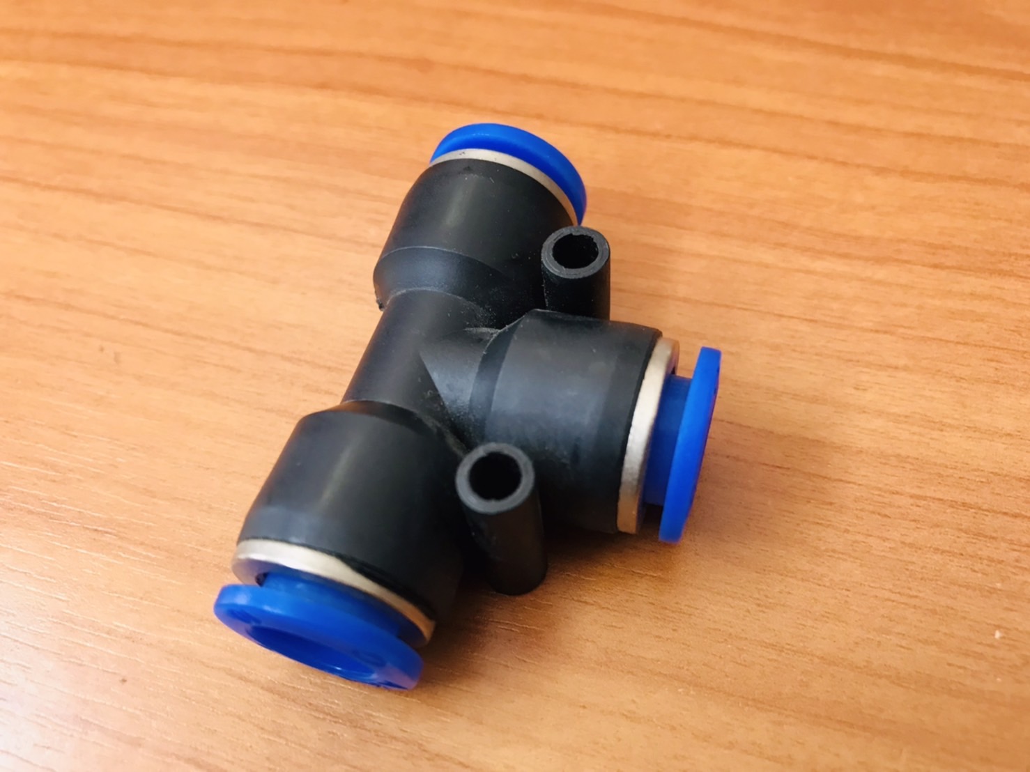 ข้อต่อลมฟิตติ้ง PE-10mm สามทาง ฟิตตั้ง สวมสายลม #1040