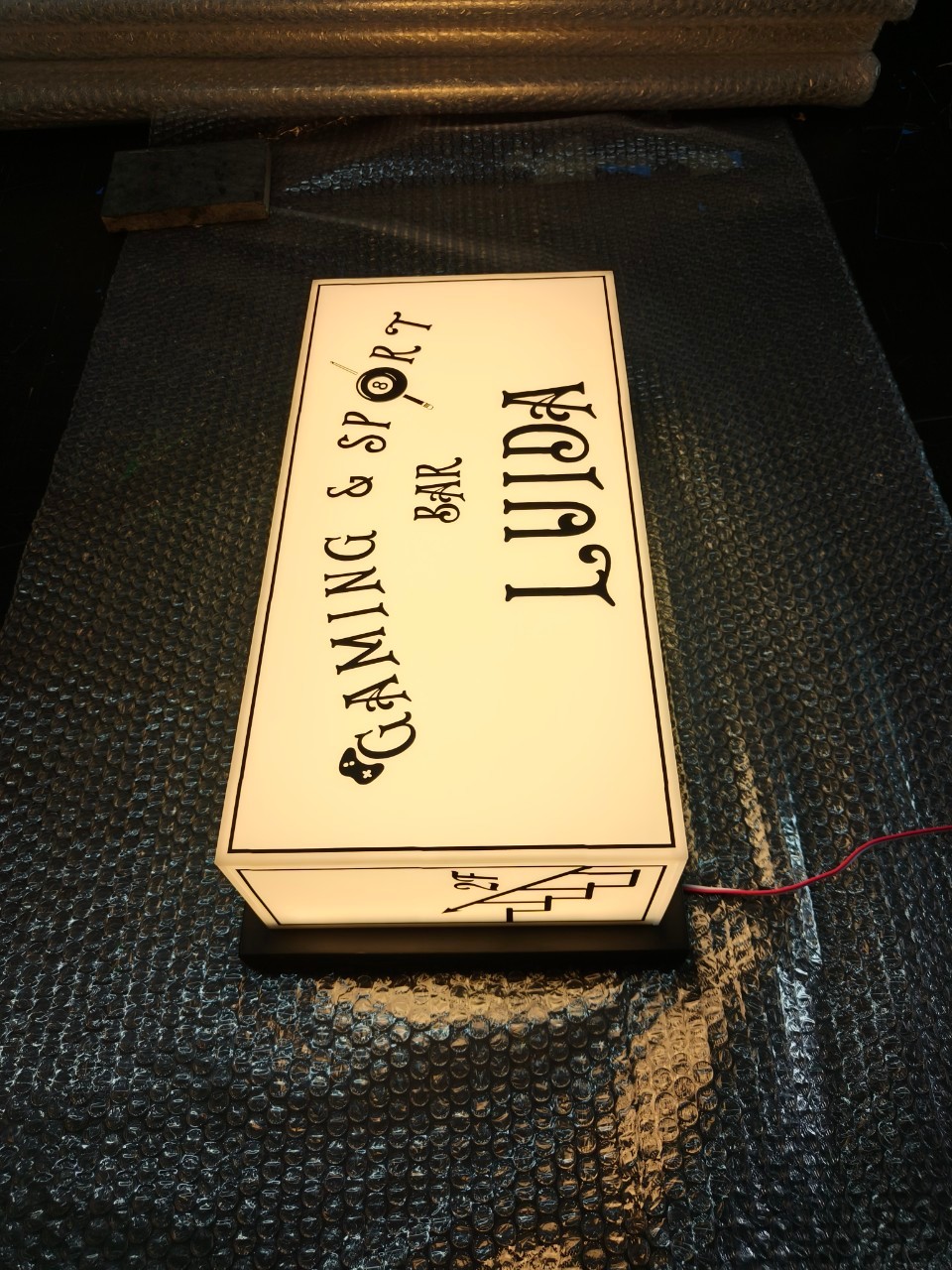 ป้ายกล่องไฟอะคริลิค ไฟออกรอบตัว Luida