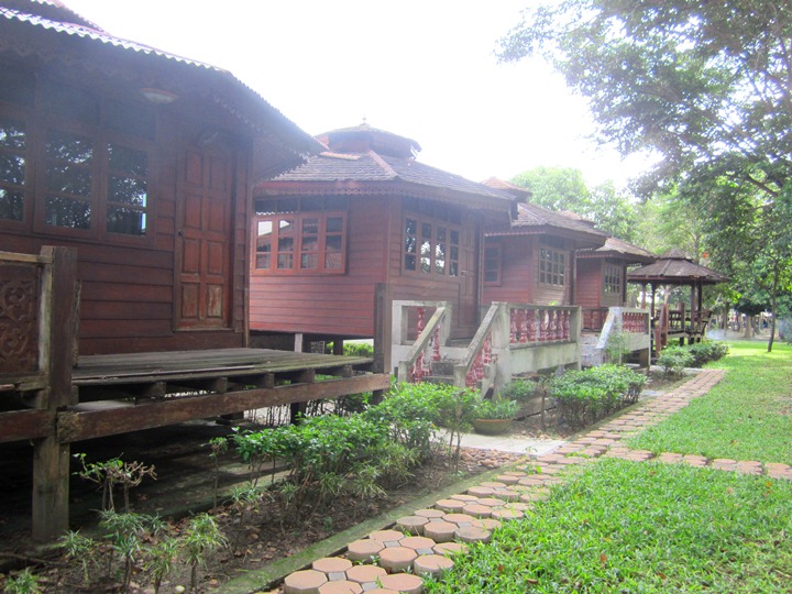 ขายที่ดิน 19-3-54 ไร่ ริมแม่น้ำนครชัยศรี (ท่าจีน) บางเลน นครปฐม พร้อมบ้านใหญ่ 1 หลัง และบ้านเล็ก 3 หลัง สไตล์รีสอร์ท