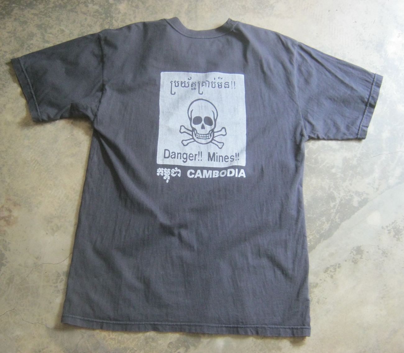 ขายแล้ว เสื้อเก็บกู้วัตถุระเบิดในเขมร