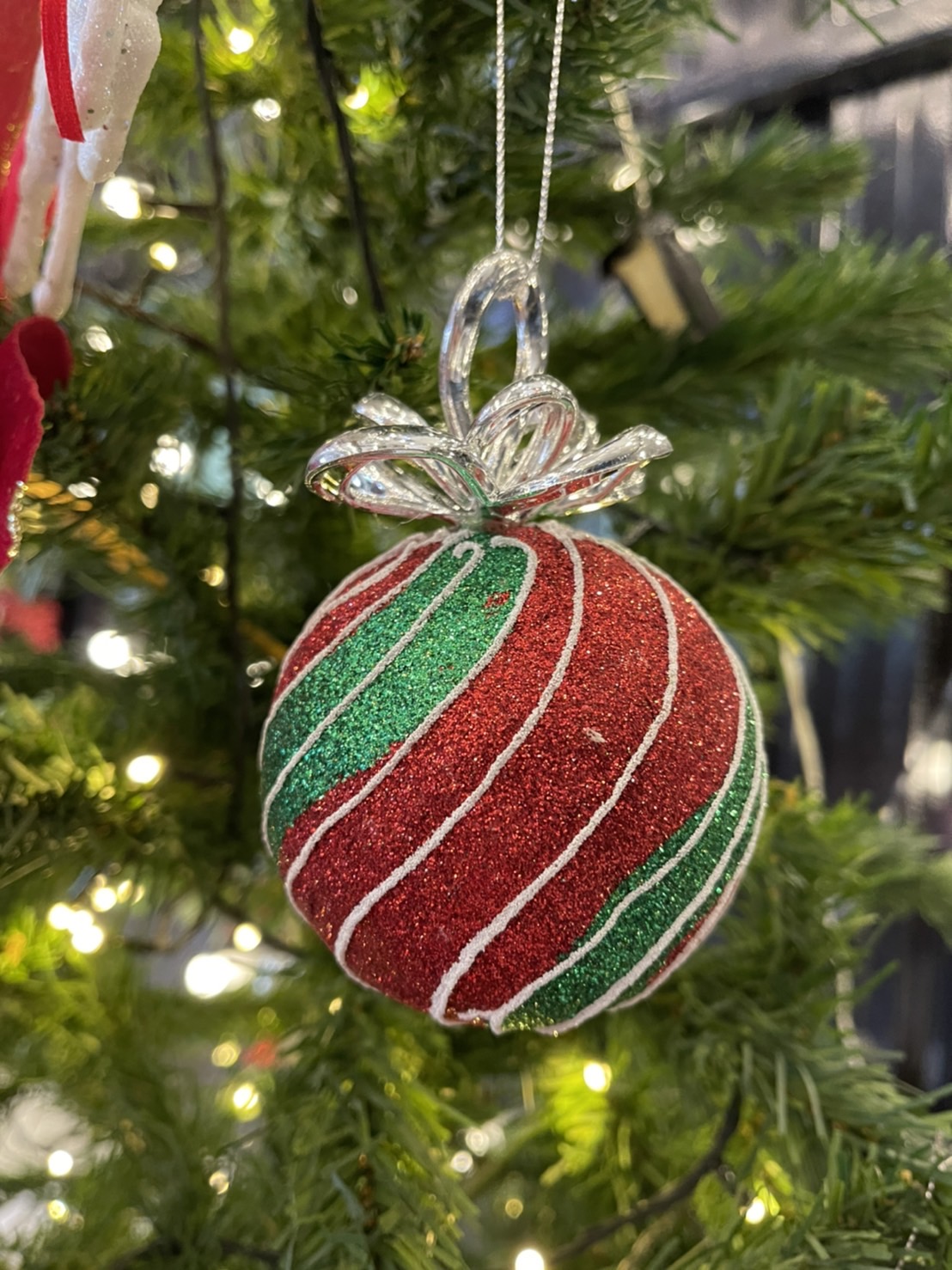 ต้นคริสต์มาสแบบตกแต่งพร้อมของประดับ