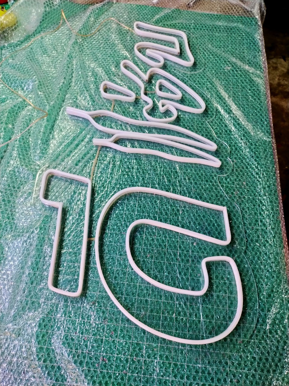 ป้ายไฟนีออนLED อะคริลิคใสรองหลัง